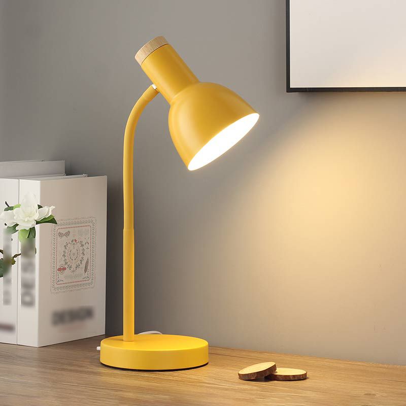 Lampada da tavolo a forma di campana in stile moderno Lampada da comodino in metallo a 1 luce