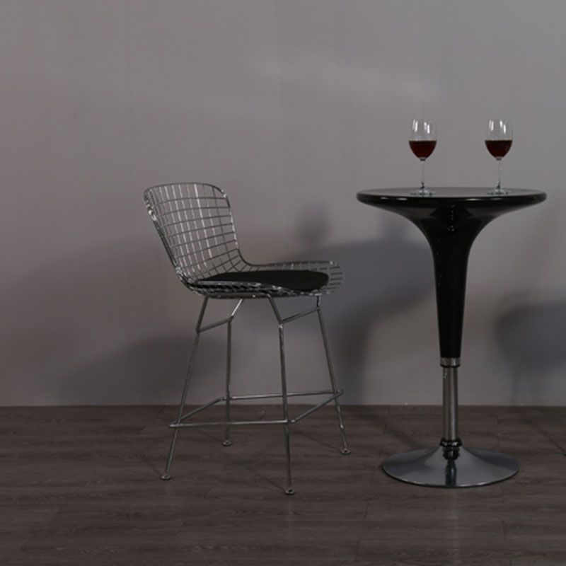 Zeitgenössische Metallbarpools Hall -Barhocker mit niedrigem Rücken und Fußstütze