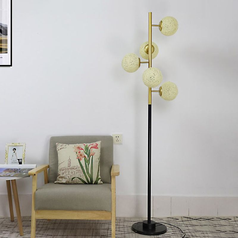 Luce del pavimento dell'albero oro nero semplicità a 5 bulboni in piedi su lampada in piedi con beige/latte bianco in vetro