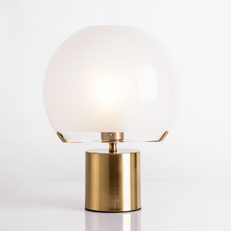 Lampada da tavolo a cupola con finitura dorata, lampada da notte post moderna in vetro bianco latte a luce singola