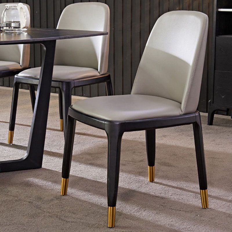Silla de comedor contemporánea sin brazos Silla Parsons curvada de cuero con acabado mate