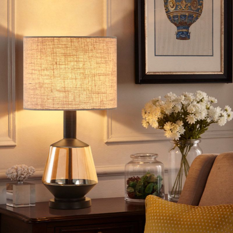 Cilinder slaapkamer nachtkastje licht landstof 1-bulb wit/beige nachtlamp met urn amberglasbasis