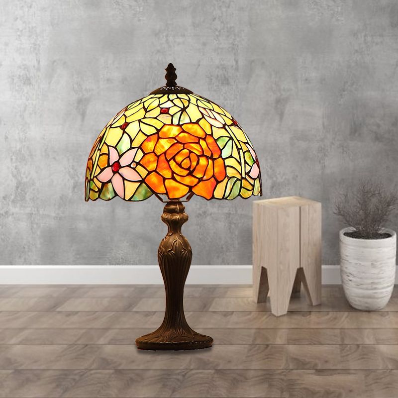 Dunkelbraune Dome Night Lampe Tiffany-Art-einzeln handgefertigte Kunstglas Tisch Licht mit Blütemuster