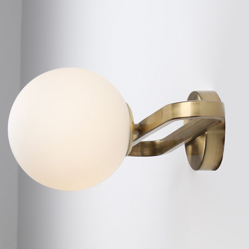 Opal Glass Sphere SCONCE LICHT SIMPLEICLES Single Light Gold Wall Lighting Idee met langwerpig decor