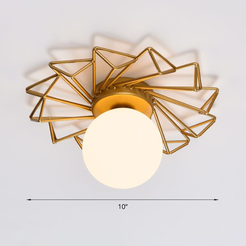 Single-Bulb Slaapkamer Plafondlamp Postmodern Goud Finish Flushmount Licht met Ball Cream Glass Shade