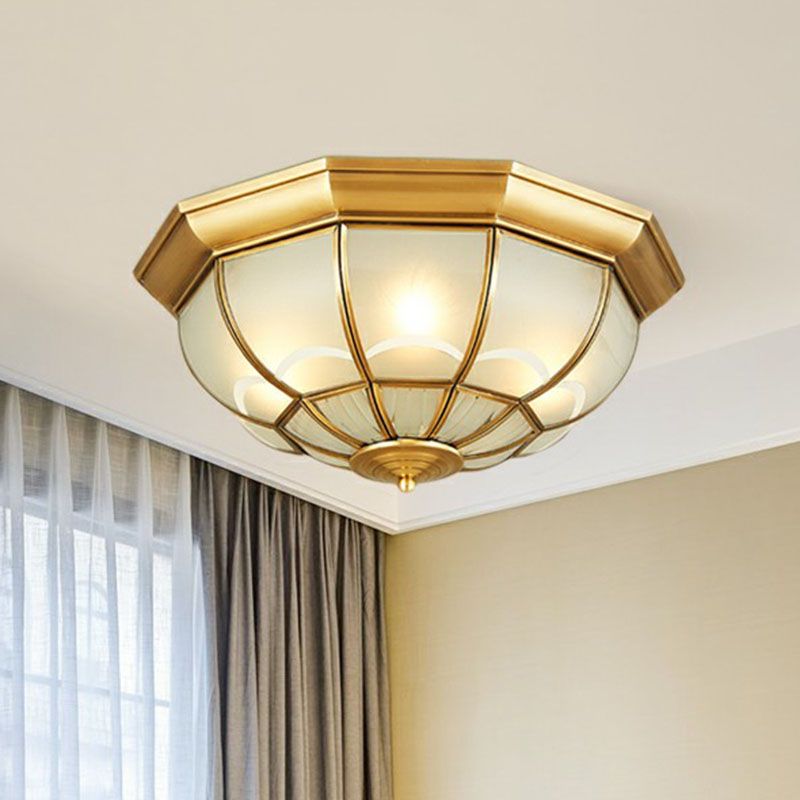 Frost Glass Dome Flush montée Lamp Classic Bedroom Flush Mount Ceiling Lighting Fixture in Brass