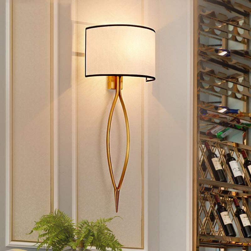 Lámpara de montaje de pared de 2 luces Sala de estar simple Luz de luz con sombra de tela de medio cilindro en oro