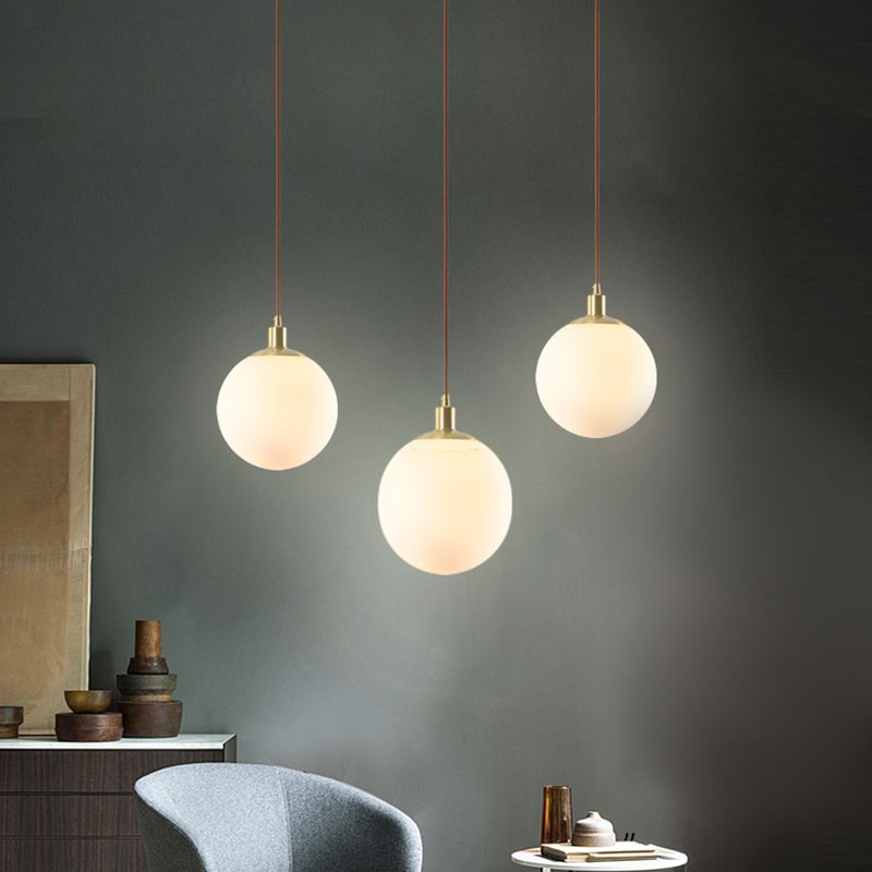 Luxury Luxury Single Pendant Light Copper Globe suspendu lampe avec une teinte en verre blanc