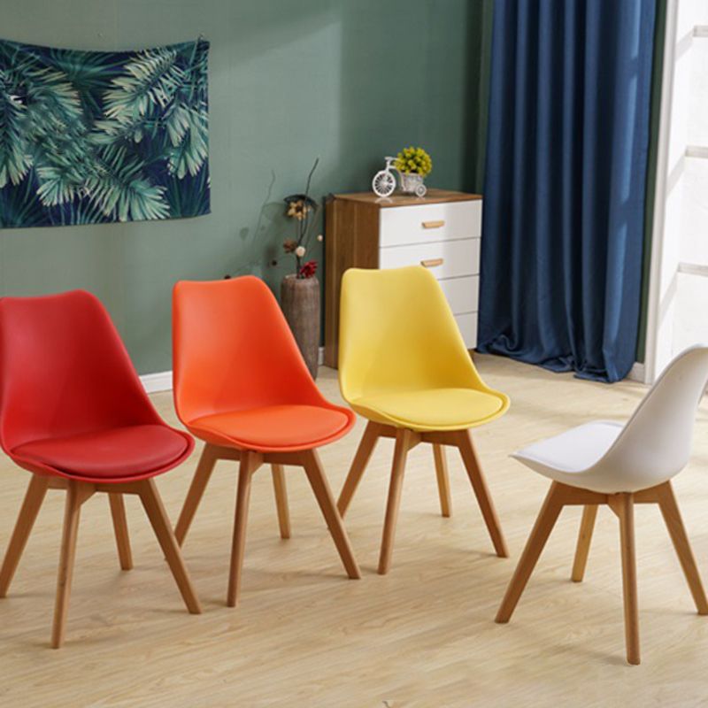 Sedia da casa scandinava sedia da pranzo in plastica in plastica con gambe in legno