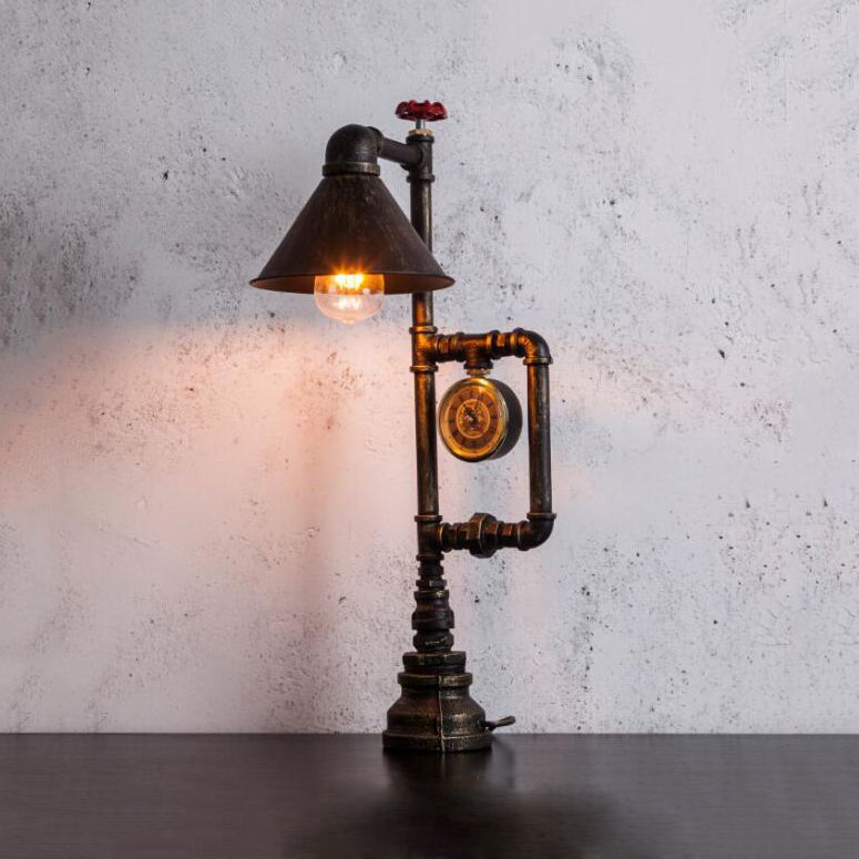 Lámpara de mesa de sombra de metal cónico estilo industrial 1 luz de mesa de dormitorio con válvula roja y reloj deco en bronce