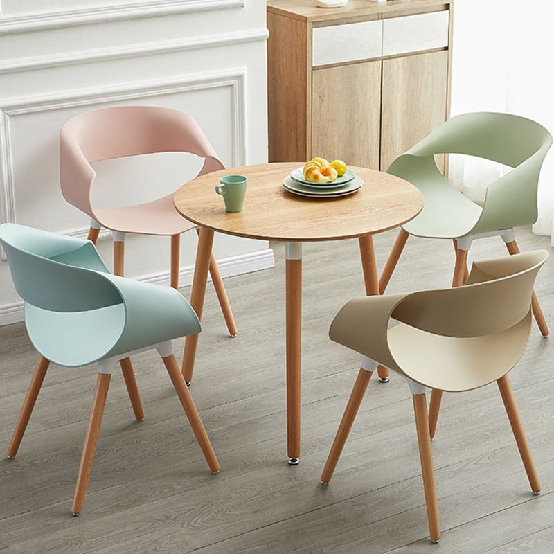 Chaises d'appoint de salle à manger en plastique Chaise d'intérieur et d'extérieur Glam de 18 po de large, chaise d'appoint à dossier ouvert