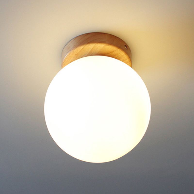 Mini plafoniera in legno massello con paralume sferico in vetro bianco latte. Lampada da semi-incasso per corridoio