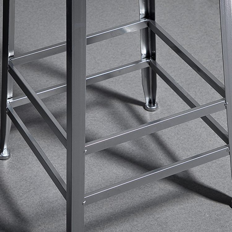 Armless Indoor Barhosen -Industrie -Leder -Thekeschatzhocker Silber gebürstet