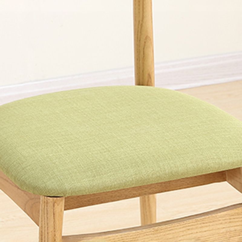 Silla de comedor escandinava de lino con respaldo abierto y acabado mate
