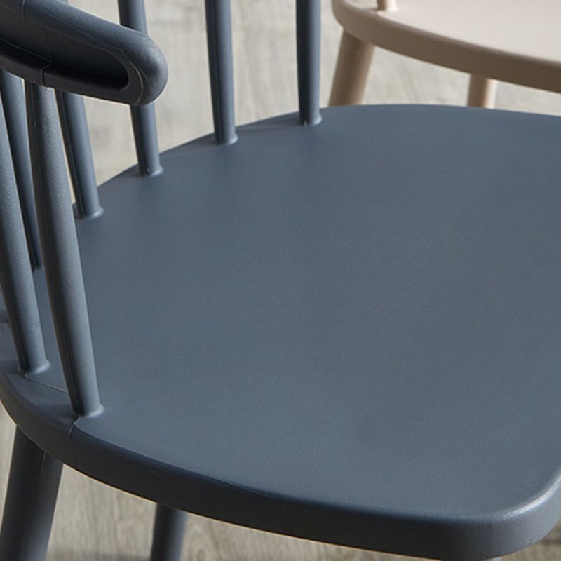 Silla de comedor de plástico con acabado mate de silla lateral con respaldo de listones para el hogar escandinavo