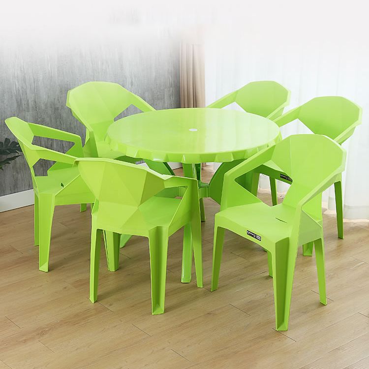 El plástico moderno que cena el patio trasero lateral al aire libre de las sillas del brazo cena los sillones