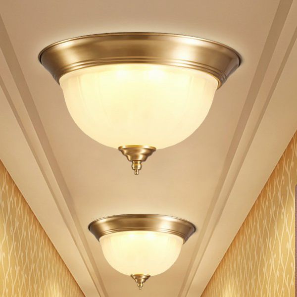 Inbouwplafondlamp Traditioneel koepelvormig wit glas inbouwarmatuur in messing voor slaapkamer