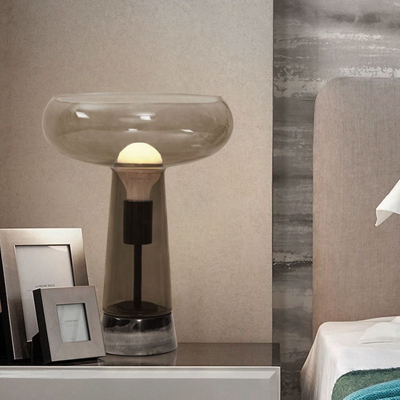 Éclairage de bureau en forme de tasse à vin, lampe de table de chambre à coucher moderne en verre gris fumé à 1 ampoule en noir