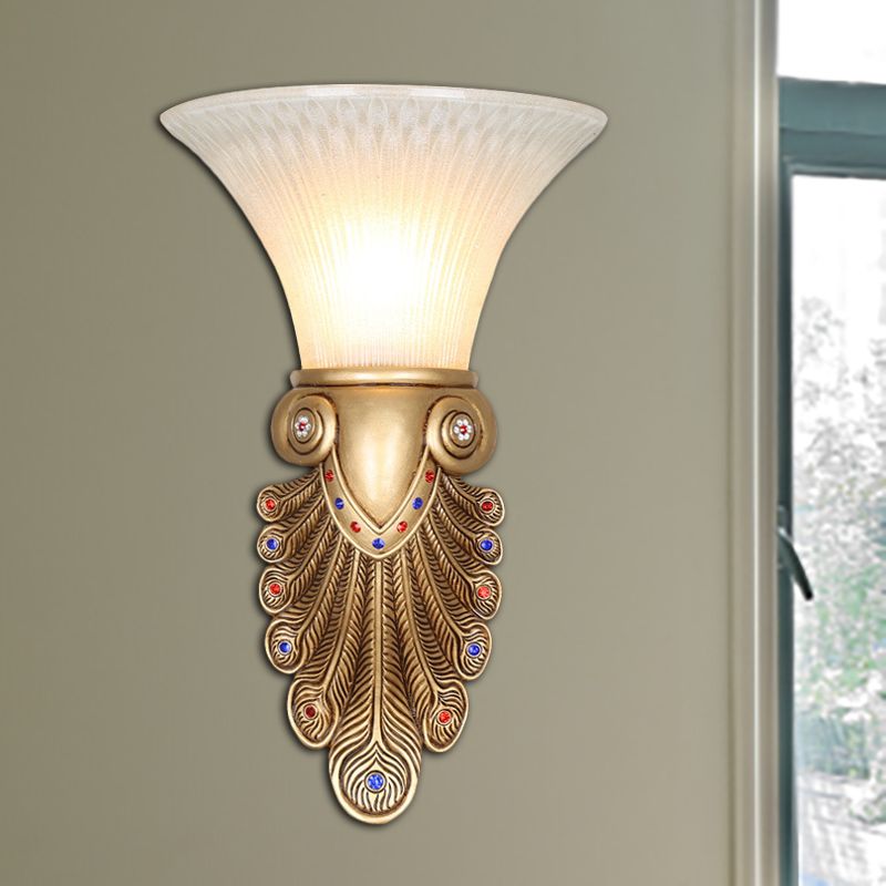 Resina Golden Wall Light Sconce Pavone Pavone 1 Lampada da monte a parete Elegante Light con sfumatura a campana di vetro opale