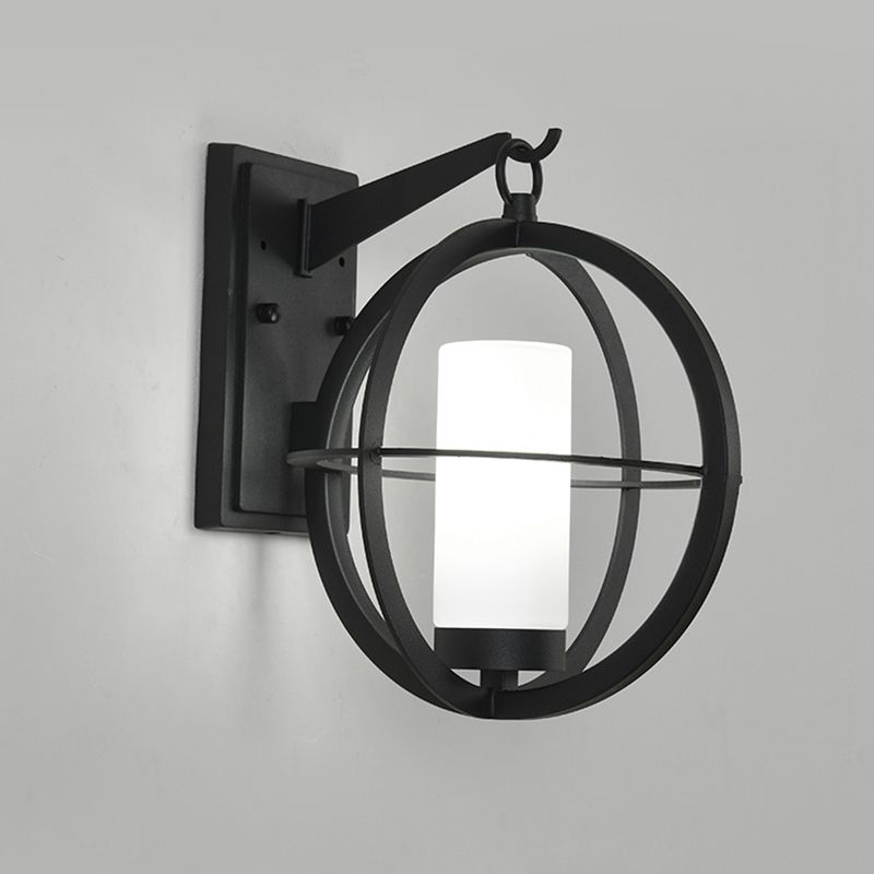 Zylindrische undurchsichtige Glaswandlampe Antike 1 Glühbirne Hofwandbeleuchtung mit kugelförmigen Rahmen in Schwarz