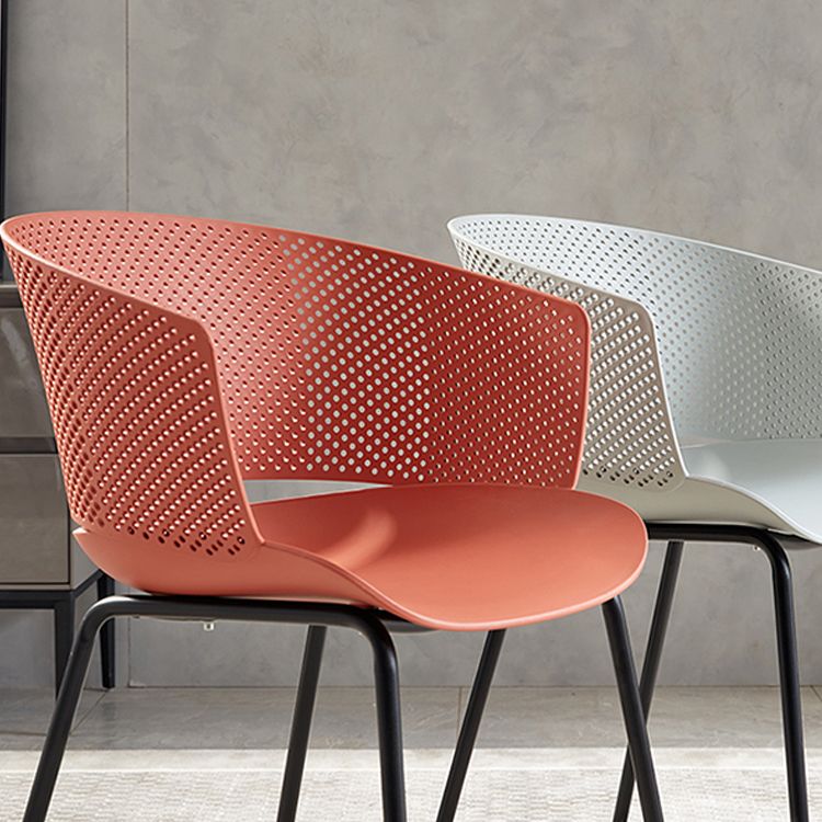 Silla de comedor contemporánea con respaldo abierto y patas de metal para cocina