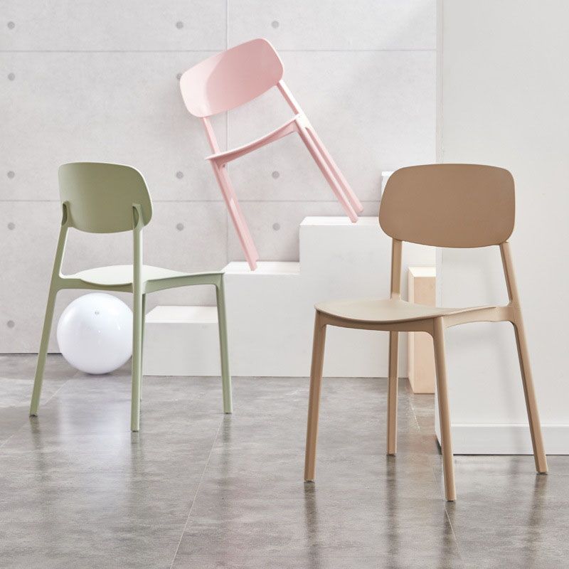 Silla lateral casera de plástico moderna con respaldo abierto y acabado mate