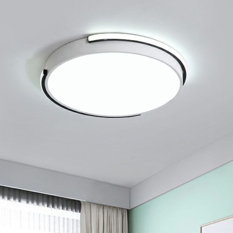 Nordische geometrische LED-Deckenleuchte für die Oberflächenmontage, Metall-Wohnzimmer-Einbauleuchte in Weiß
