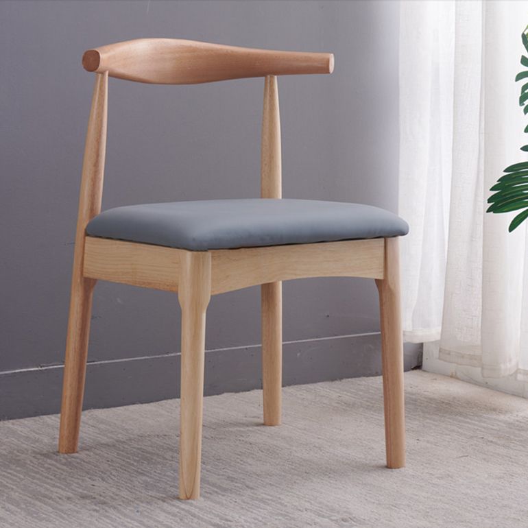 Silla lateral escandinava interior tapizada Silla de comedor de madera con respaldo abierto