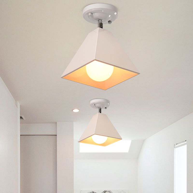 Éclairage de plafond en métal noir / blanc de style rétro semi - encastré de pyramide de 1 / 3 ampoule pour le couloir