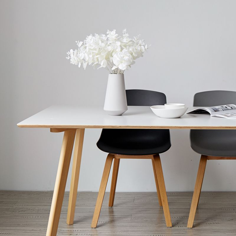 Silla de comedor con acabado mate de madera, silla lateral con respaldo sólido de restaurante escandinavo