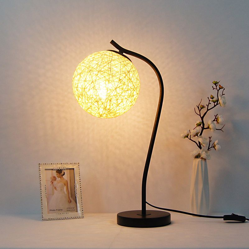 Lampada da tavolo fatta a mano gialla/avorio in stile campagna da tavolo a 1 luce con tonalità a sfera per camera da letto
