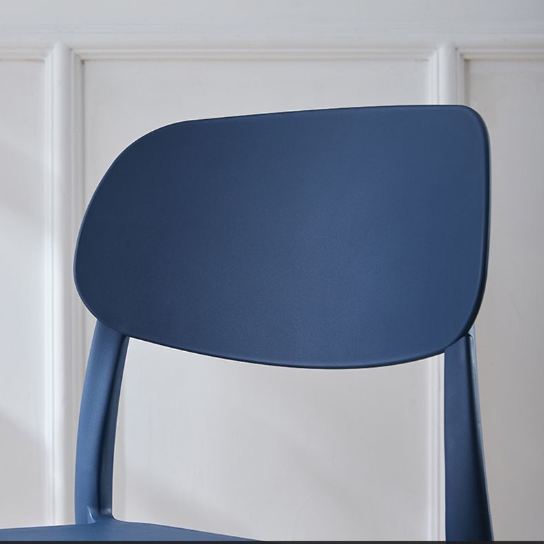 Chaise d'appoint de salon scandinave en plastique, finition mate, chaise de salle à manger à dossier ouvert