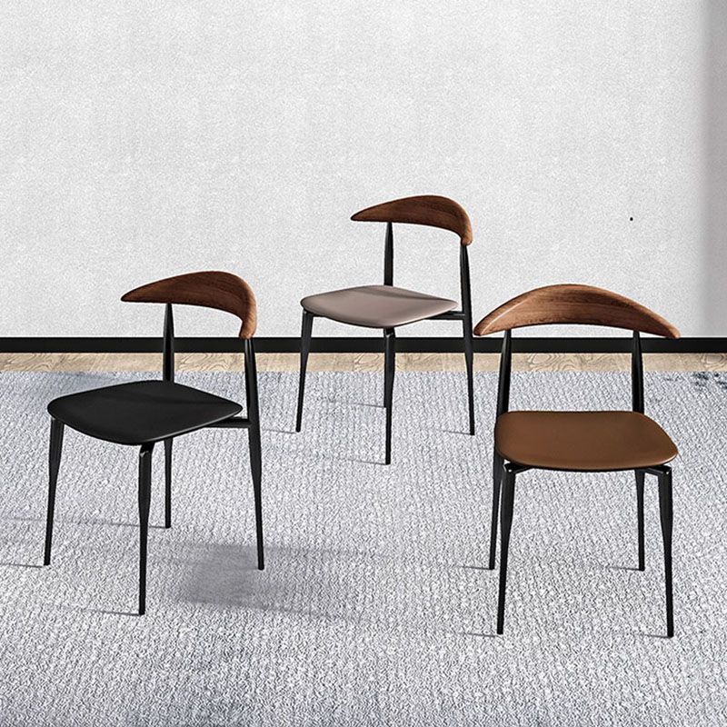 Silla lateral de comedor de cuero de estilo industrial con respaldo abierto