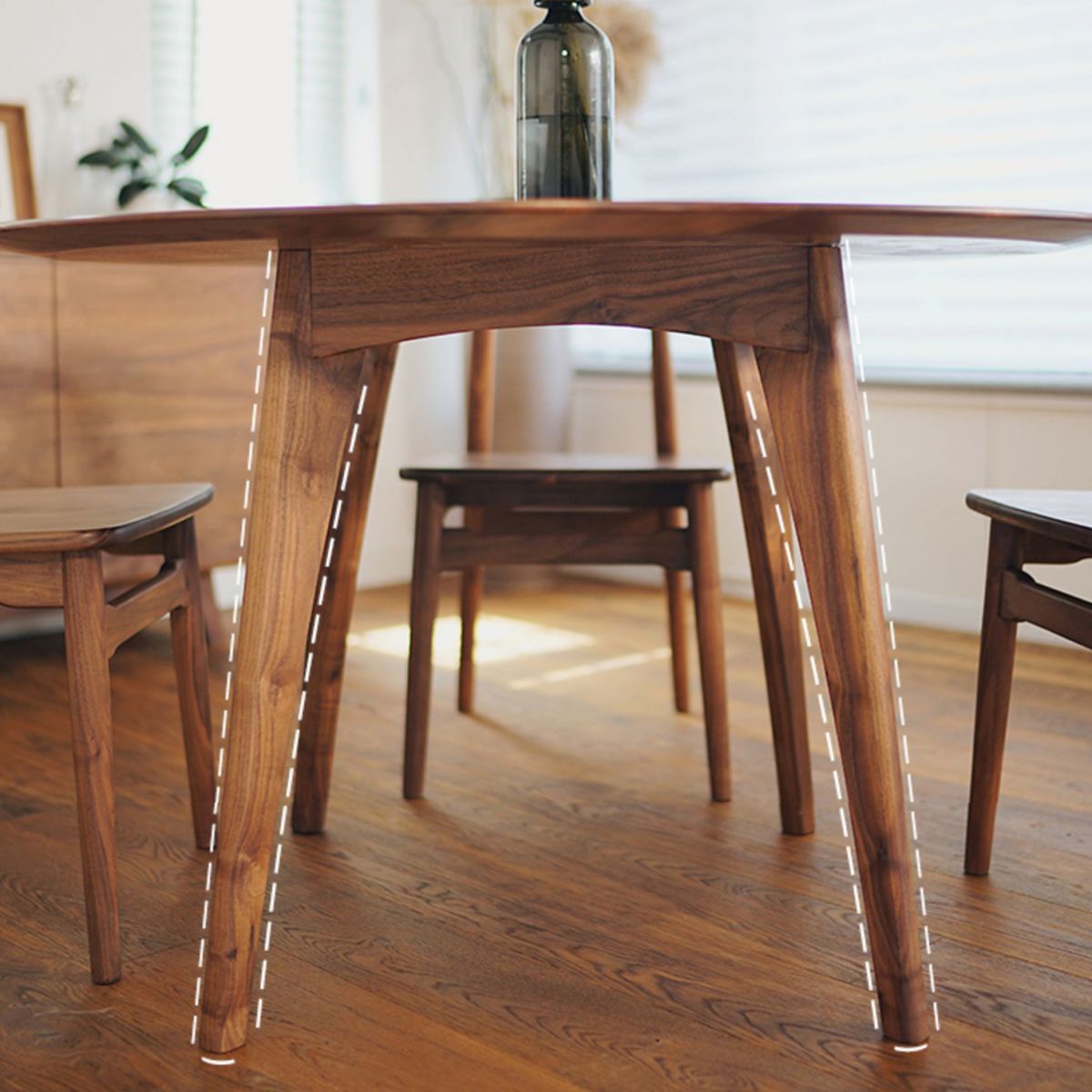Simplicity Style Round Dining Table Solid Wood Dinner Table with 4 Legs