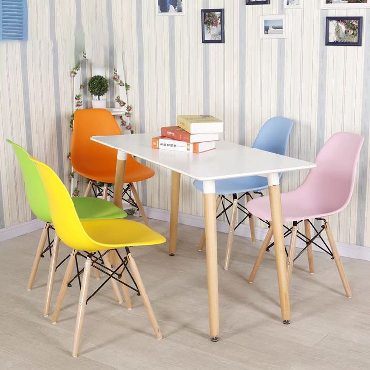 Sedia laterale in plastica in stile glam Finitura opaca sedia da pranzo con retro solido per uso domestico