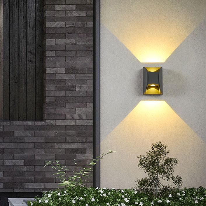 Prononi murali minimalisti contemporanei su e giù per il corridoio del portico