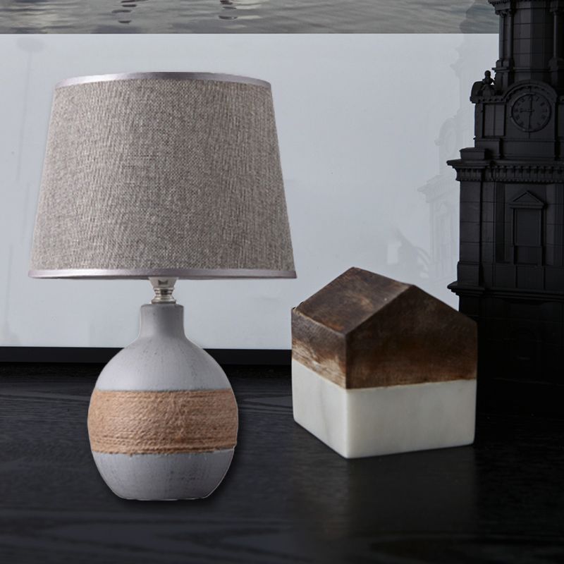 Flaxen/grijze 1-licht nachtkastje Lamp Traditionele stof Drum Desk Licht met trapezoid/ovaal/Globe keramische basis