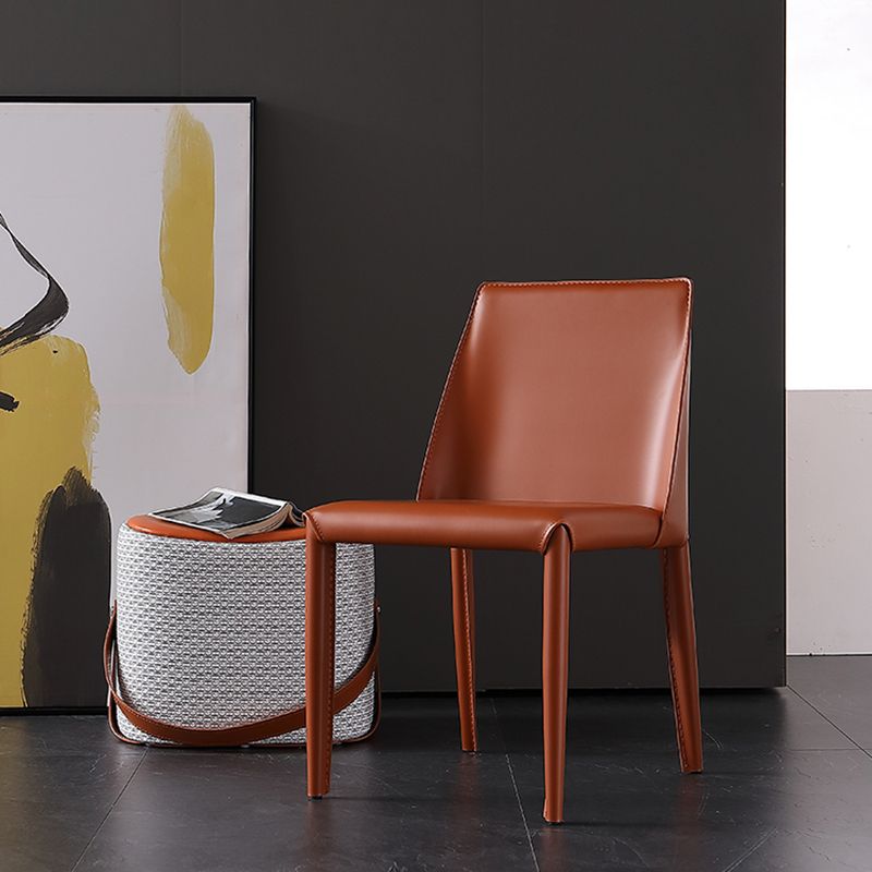 Silla de comedor contemporánea sin brazos Silla lateral Parsons curvada de cuero