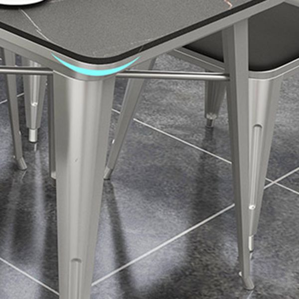 Industriële eetkamertafel Gesinterde stenen tafel met sledeonderstel voor thuiskeukendiner