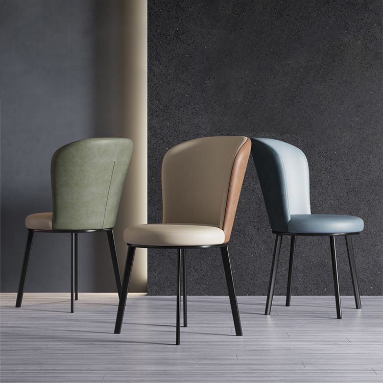 El lado contemporáneo del comedor preside la silla curvada de cuero mate de Parsons