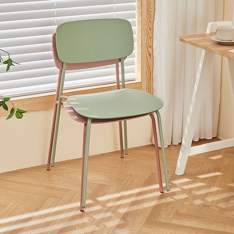 Silla de comedor de estilo moderno Silla auxiliar apilable sin brazos con patas de metal