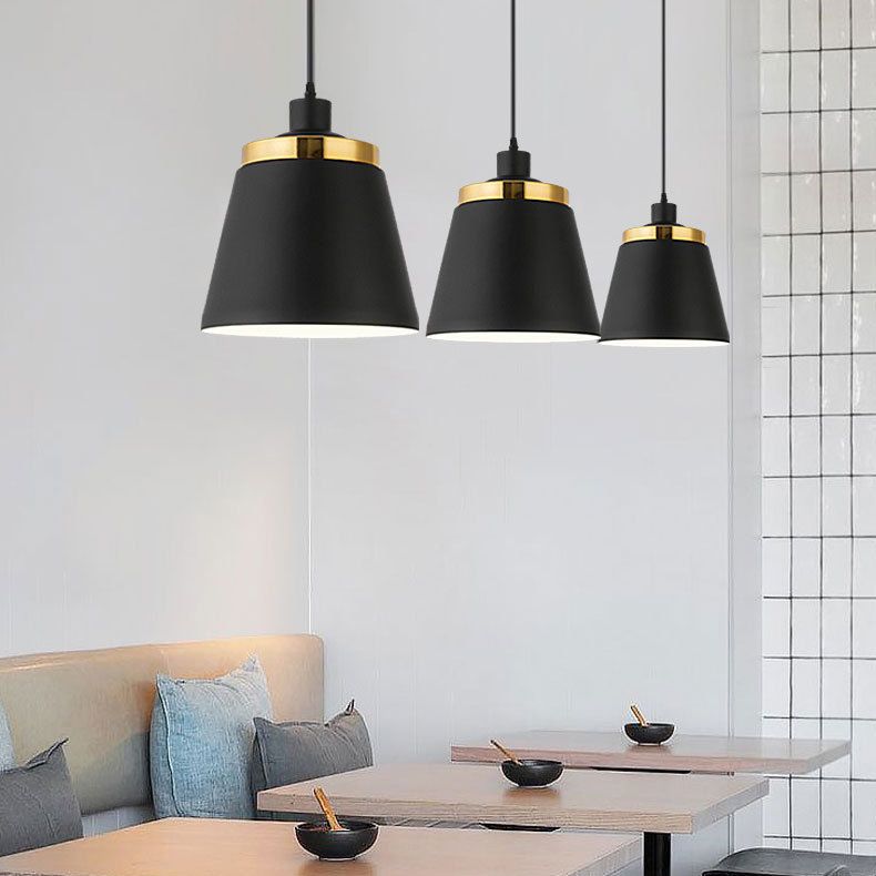 Plafonnier à pendentif conique de style moderne.