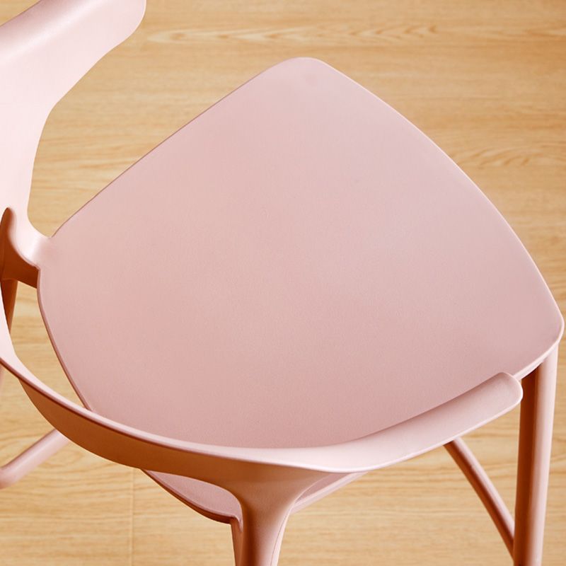 Taburete de bar de plástico de estilo moderno con reposapiés, taburete de bar apilable con respaldo bajo