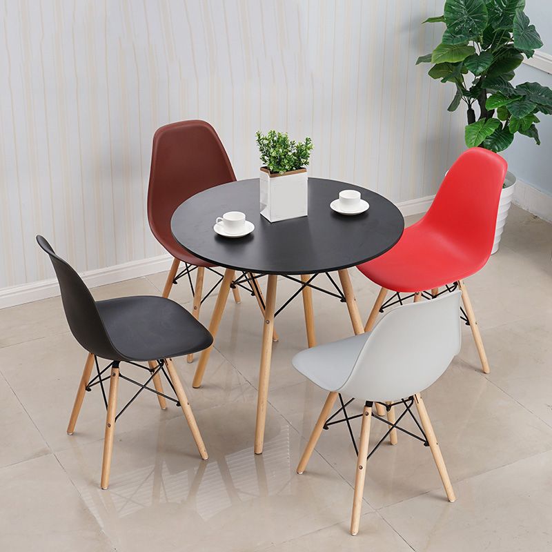 Sedia da sala da pranzo con finitura con posteriore matto solido.