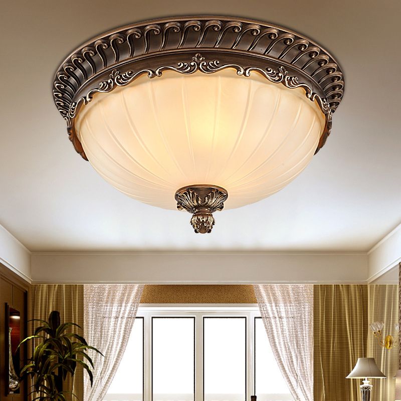 Traditionele klassieke komplafondlamp smeedijzeren binneninbouw met witte glazen kap