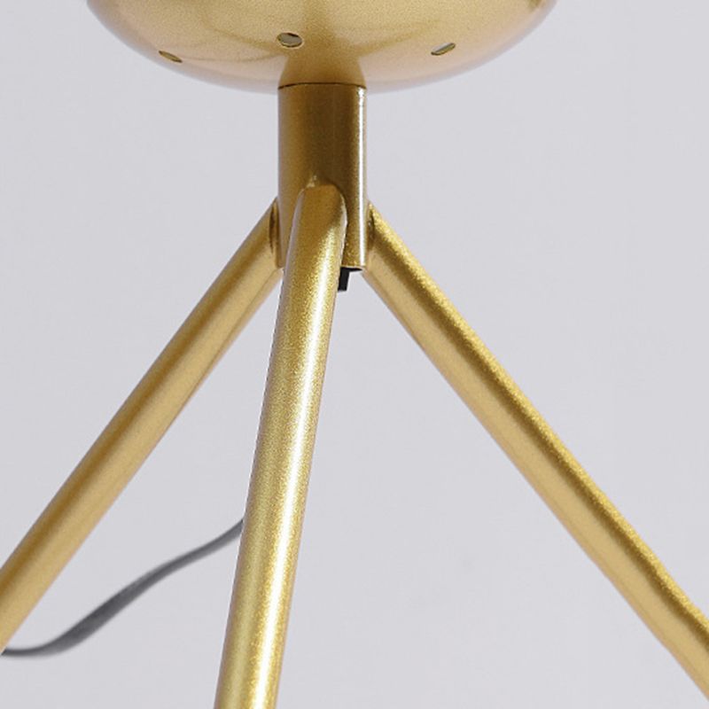 Lampada da tavolo minimalista con paralume a globo in vetro bianco, 1 lampadina, treppiede, camera da letto, comodino