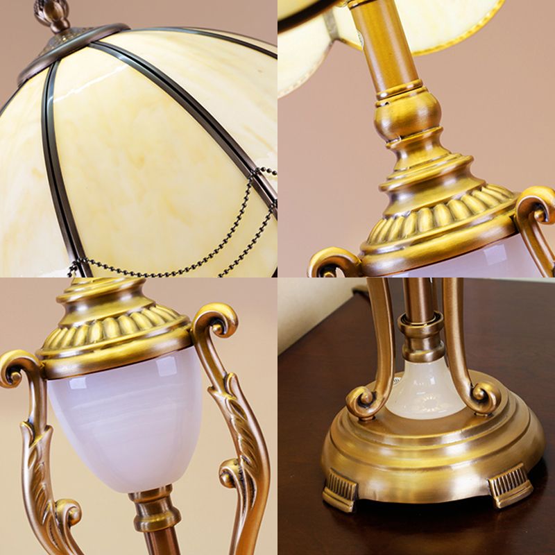 Lampada da tavolo tradizionale a forma di carattere con luce notturna in metallo bronzo a 1 lampadina con paralume smerlato