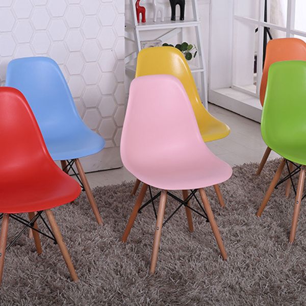 Sedia laterale in plastica in stile glam Finitura opaca sedia da pranzo con retro solido per uso domestico