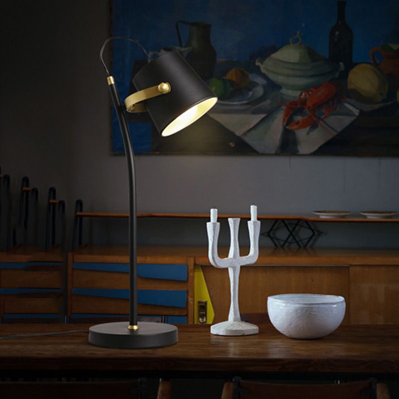 Eigentijdse 1 kop taakverlichting zwarte vat kleine bureaubriek met metalen schaduw