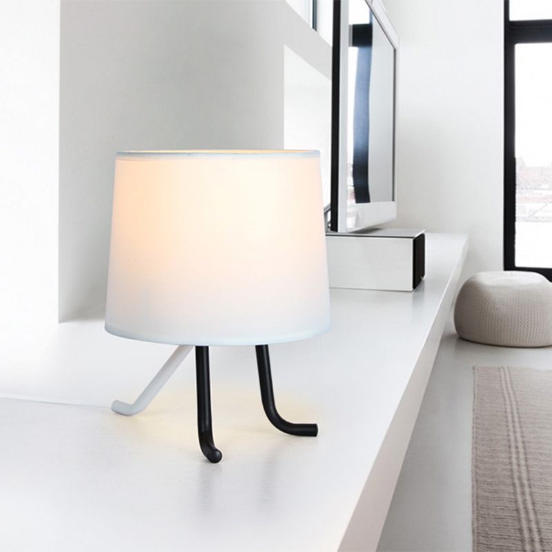 Lampada da comodino in tessuto a botte Lampada da tavolo nordica a 1 lampadina in lino/bianco con 3 gambe per camera da letto